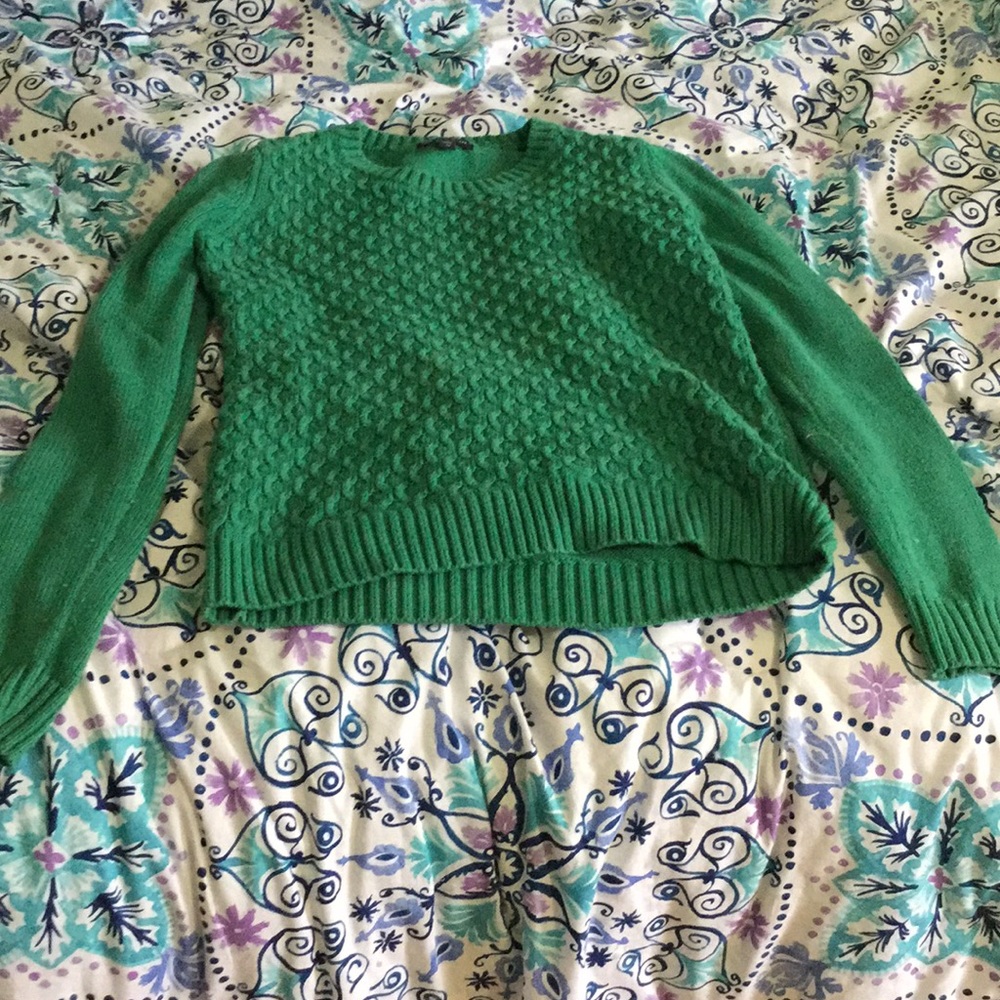 Green chain-link sweater